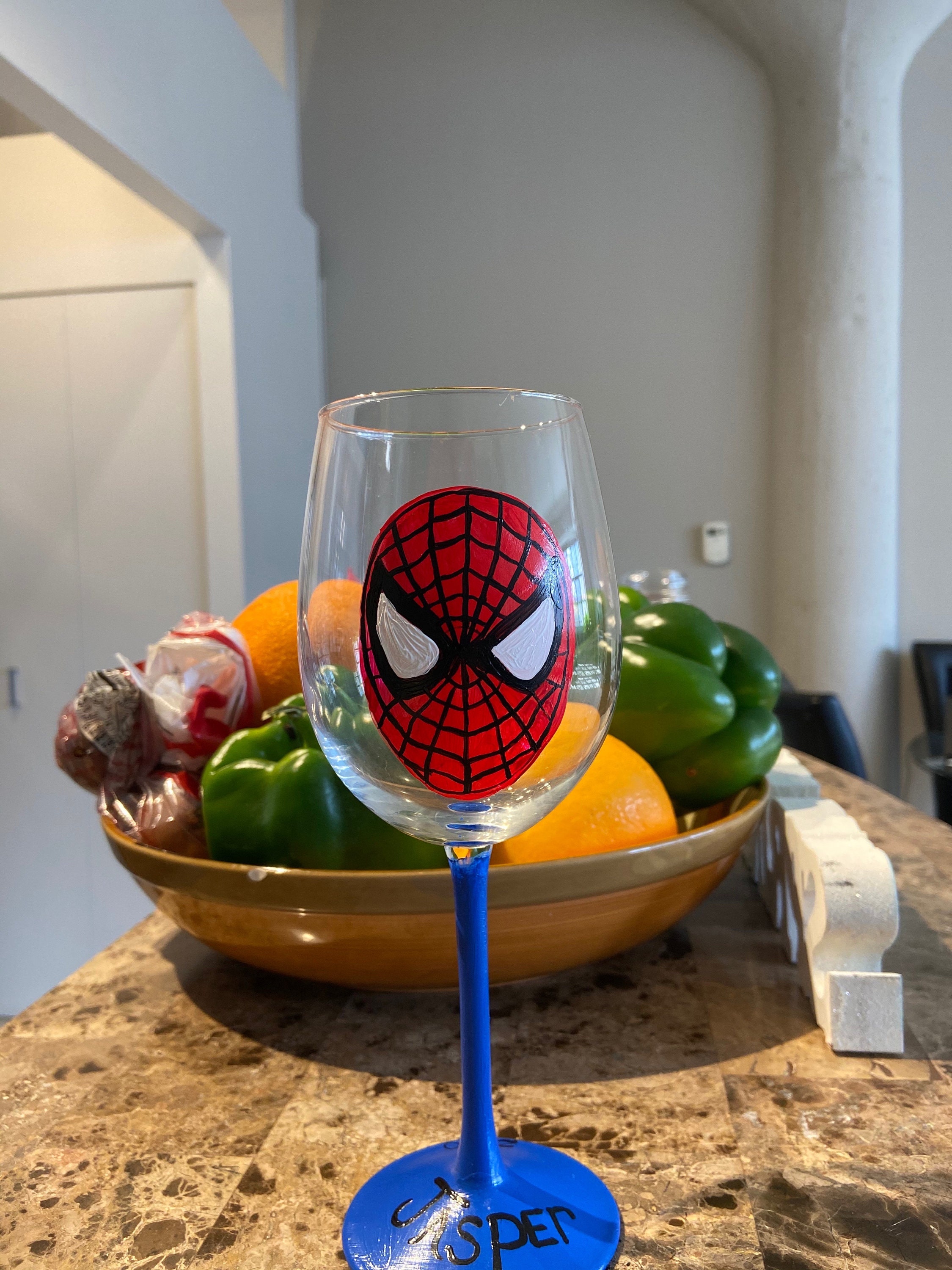 スパイダーマンの手描き 18 オンス ワイングラス。ペイントを保護する