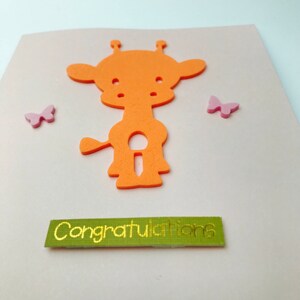 Nouveau bébé fille carte de félicitations - girafe et papillons