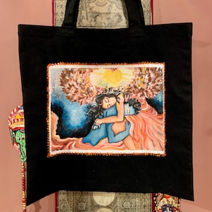 Handbedruckte und handretuschierte schwarze Jutebeutel. Bedruckt mit Originalkunstwerk - liegend auf Engels Schoß. Einzigartige Modegeschenke zu jedem Anlass.
