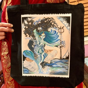 Handbedruckte und handretuschierte schwarze Jutebeutel. Bedruckt mit Originalkunstwerk- Tanz der Götter, Shiv ganga. Einzigartige Geschenke für jeden Anlass.