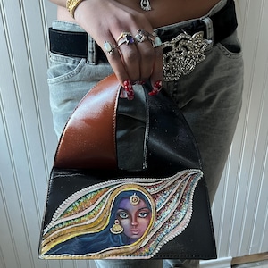 Bunte Handtasche aus veganem Leder, geringes Gewicht, langlebig, personalisierte handbemalte und gedruckte Kunst auf Taschen, einzigartiges Etsy-Geschenk für alle Gelegenheiten.