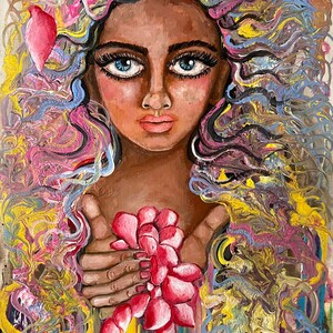 Puede incluir: Una pintura de una mujer con el pelo largo y suelto en tonos de rosa, azul y amarillo. Ella sostiene un ramo de pétalos de flores rosas en sus manos. El fondo es un remolino de colores.