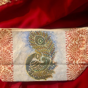 Handbemalte Make-up-Tasche aus Baumwolle. Wunderschöne bunte, indische Pfauen-Volkskunst. Einzigartiges Mode-Accessoire Geschenk für jeden Anlass.