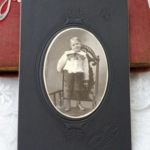 Fotografías antiguas, foto de un niño en una silla de época, tarjeta de gabinete victoriana original, fotografía en blanco y negro de niños (CDV), accesorios