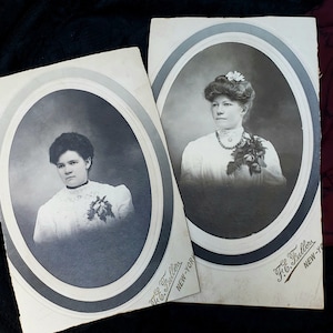 2 Antike Fotografie, Frauen mit großen Anstecksträußen, Original viktorianische Kabinett Karten, schwarz & weiß, Modegeschichte