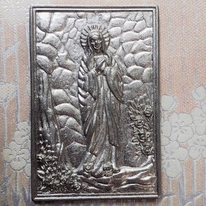 Pequeña placa vintage de Lourdes, Icono de la Virgen María, Altar del Hogar de Oración, Nuestra Señora de Lourdes, Visión de Santa Bernadette, Devoción, Aparición Mariana
