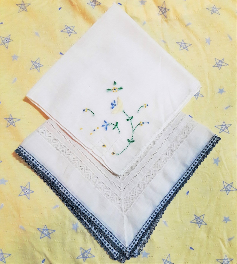White Doilies Cottage Shabby Style Floral Hankerchief Embroidered /& Applique 2 Vintage Handkerchief Flowers Crochet Edge Lace Hankies