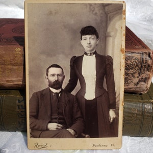 Fotografía antigua de pareja, fotografías victorianas originales, tarjetas de gabinete CDV, Rood Studio, Poultney VT, esposo y esposa, accesorios de decoración gótica