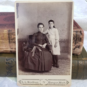 Fotografía antigua, madre e hija, fotografía original de la época victoriana, tarjetas de gabinete para niños, decoración gótica del hogar, fotografía de moda femenina