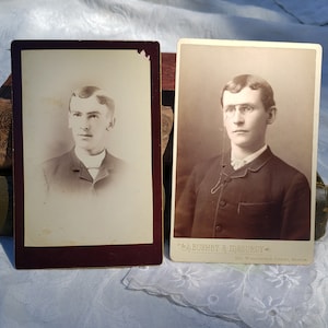 2 fotografías antiguas, foto de un hombre joven, uno de ellos con gafas, tarjetas de gabinete victorianas originales, decoración gótica, fotografía en blanco y negro