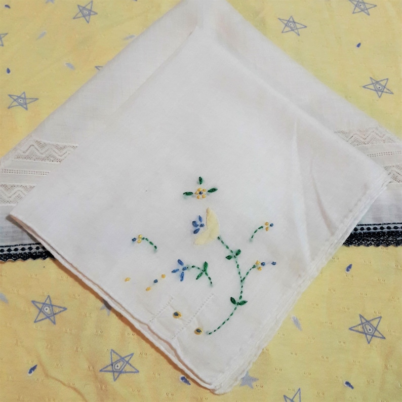 White Doilies Cottage Shabby Style Floral Hankerchief Embroidered /& Applique 2 Vintage Handkerchief Flowers Crochet Edge Lace Hankies
