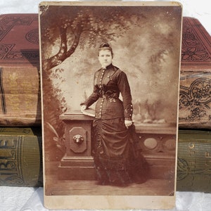 Fotografía antigua, Mujer con vestido y joyería victorianos, Tarjetas de gabinete originales, Blanco y negro, Historia de la moda femenina, Accesorios de fotografía