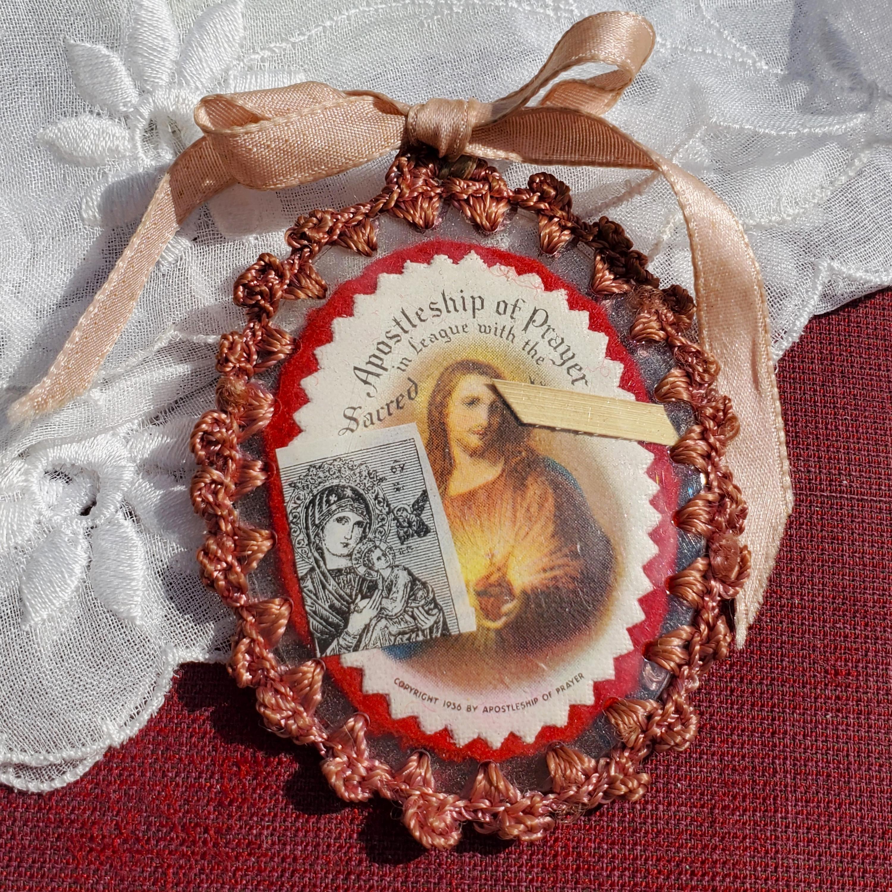 応援グッズ RSCJ Vintage Sacred Heart Badge W/ Gospel & Palm, 2.25