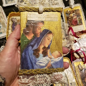 Adorno hecho a mano de la Sagrada Familia, estampa de oración de pesebre y encaje, Navidad victoriana, Jesús, María y José