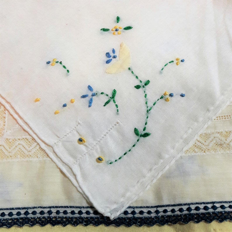 White Doilies Cottage Shabby Style Floral Hankerchief Embroidered /& Applique 2 Vintage Handkerchief Flowers Crochet Edge Lace Hankies