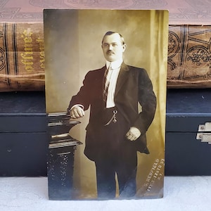Postal antigua, postal con fotografía real, hombre con reloj, fotos victorianas o eduardianas, decoración de vestidor masculino, fotografía