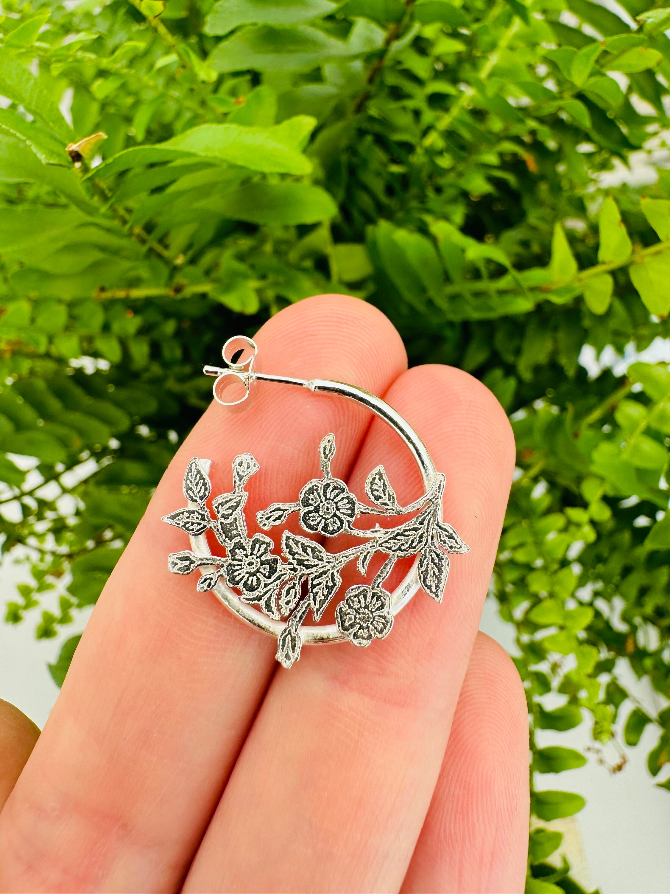 シルバーフラワーフープイヤリング - Etsy 日本