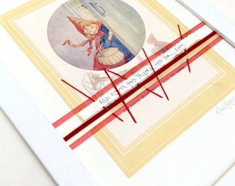 Art de la pépinière sur le thème des contes de fées - Détail du petit chaperon rouge - Détail de l’ex-libris - Mots tissés - Cadeau de baptême - Nouveau cadeau de bébé
