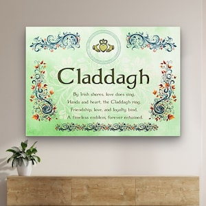 Könnte beinhalten: Ein grüner und weißer Druck mit einem Claddagh-Ring-Design. Der Text lautet "Claddagh" und "By Irish shores, love does sing. Hands and heart, the Claddagh ring. Friendship, love, and loyalty bind, A timeless emblem, forever entwined."