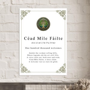 Könnte beinhalten: Ein weißes bedruckbares Schild mit einem grünen keltischen Knotendesign und dem Text "Céad Míle Fáilte" in einer dekorativen Schriftart. Der Text ist in Irisch-Gälisch und bedeutet "Hunderttausend Willkommensgrüße".