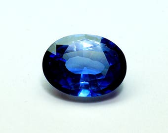 In het lab gemaakte blauwe saffieredelsteen - ovaal gefacetteerd, 16 x 12 x 7 mm