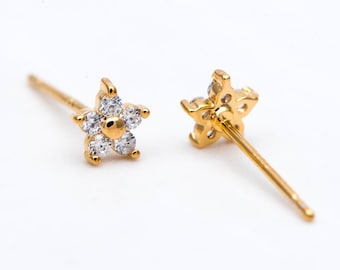 ゴールドフラワースタッドイヤリング 10個入り、繊細な花柄の耳ポスト