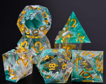 Elemental Surge-dobbelstenenset: handgemaakte harsdobbelstenen voor liefhebbers van Dungeons & Dragons.