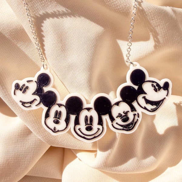 Collar acrílico con silueta de Mickey Mouse - Collar Disney - Charm del personaje en blanco y negro