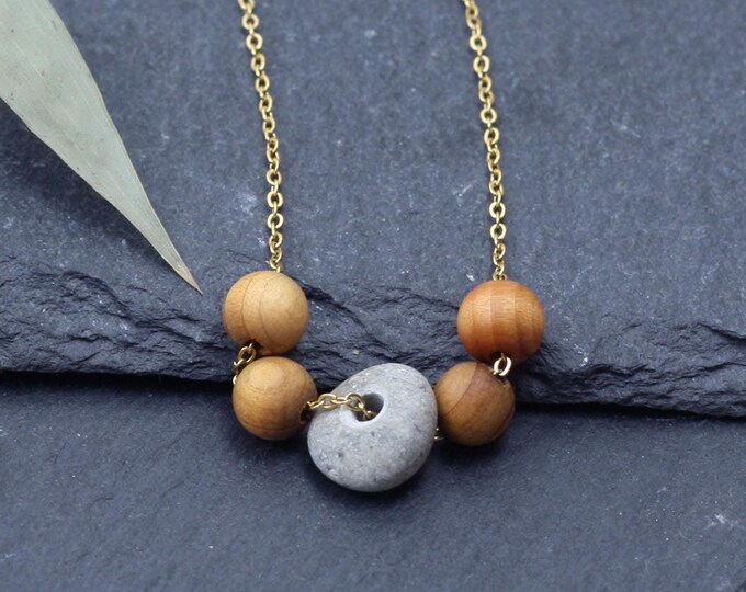 Short Sea pebbles necklace, minimalist dainty necklace, wooden jewelry, Emma et moi