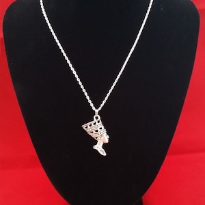 Antike ÄGYPTISCHE KÖNIGIN NEFERTITI Silber Ton Anhänger hing an einem 925 Sterling Silber Gliederkette , die auf der Rückseite mit einem Karabinerverschluss gesichert ist