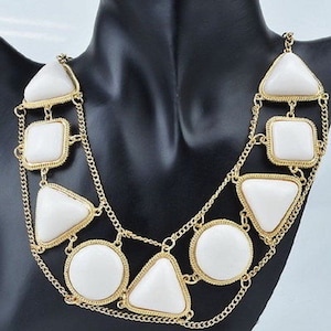 Collier plastron de la déclaration, en plaqué or avec Chunky Large forme Design Lucite diverses sur une chaîne du câble correspondant fixé avec un fermoir mousqueton.