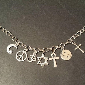 COEXIST-BEdelarmband, zilverkleurige ketting met bedels om alle mensen die in harmonie samenleven te vertegenwoordigen, vastgezet met een karabijnsluiting.