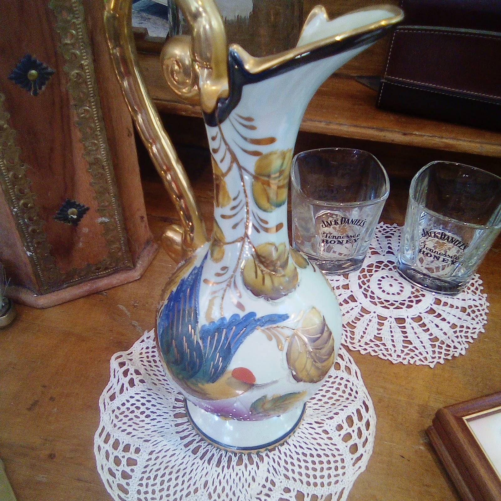 Belle Cruche/Pichet Vintage Français. La Est à La Fois Faite Main et Peinte Fleurs de Colibris Colle