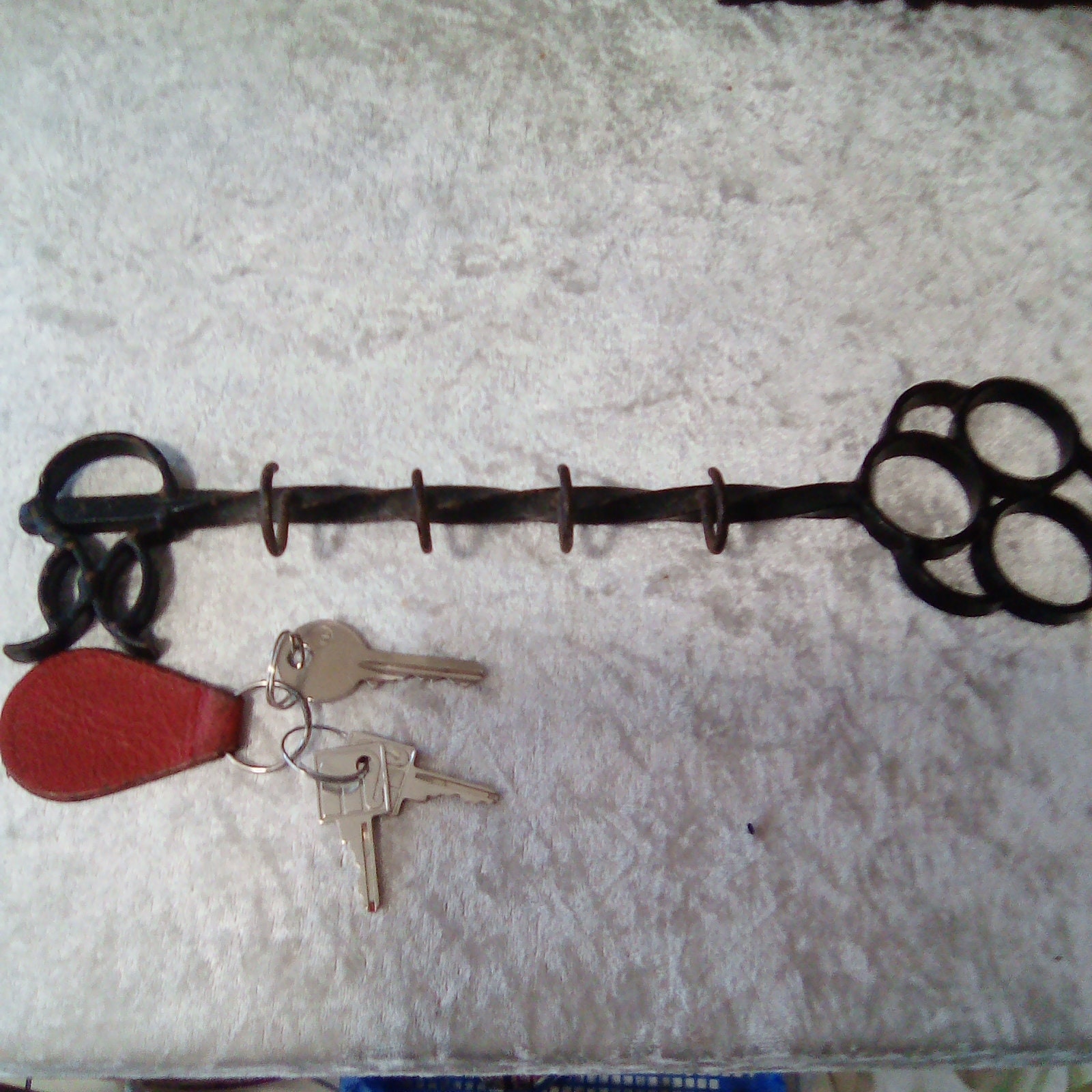 Porte-Clés en Forme de Clé Fer Forgé Vintage, avec Fixation Chaîne et Quatre Crochets à Français Mai