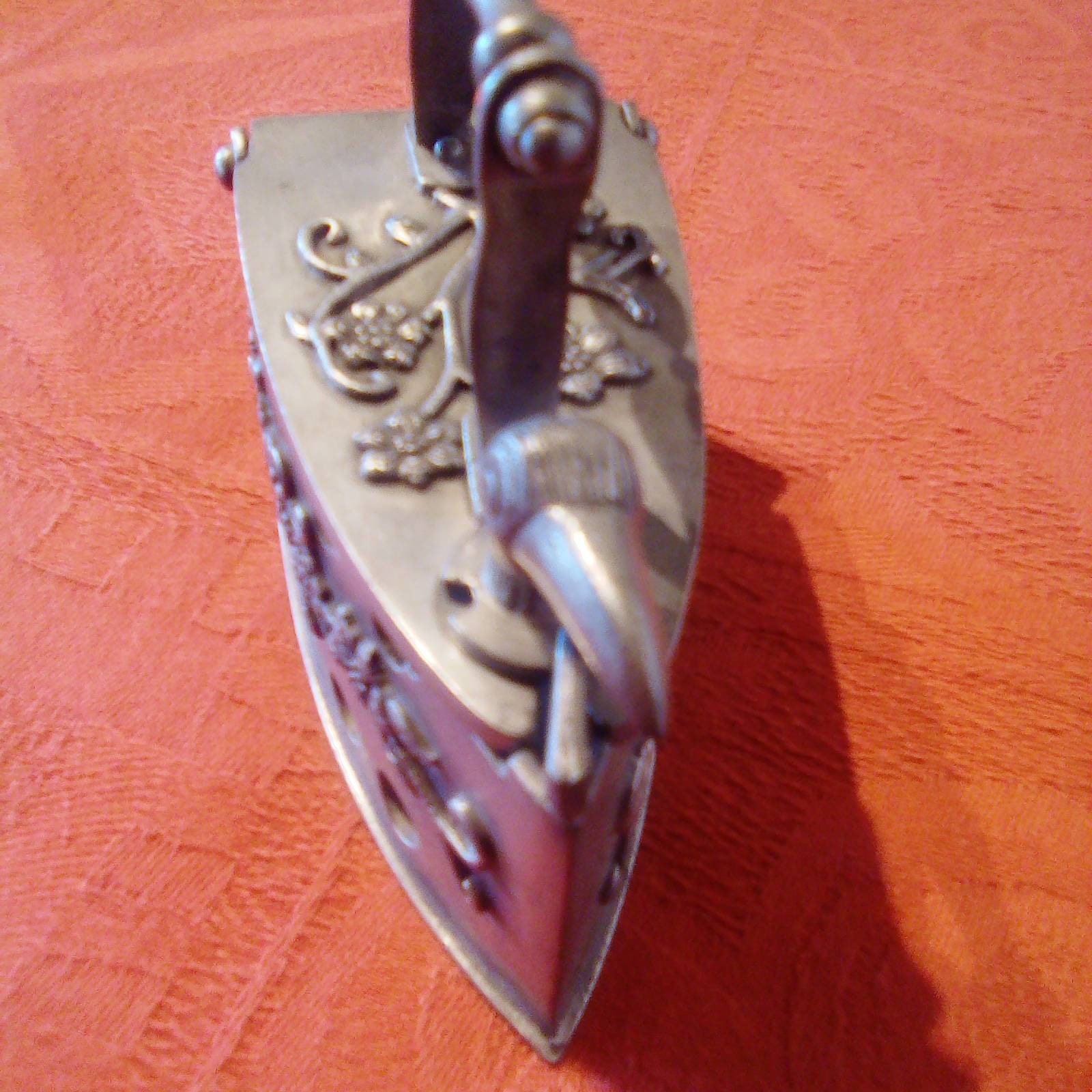 Étain Vintage Sad Iron Miniature Français Poinçon Superbe Article Rare Bibelot Boîte