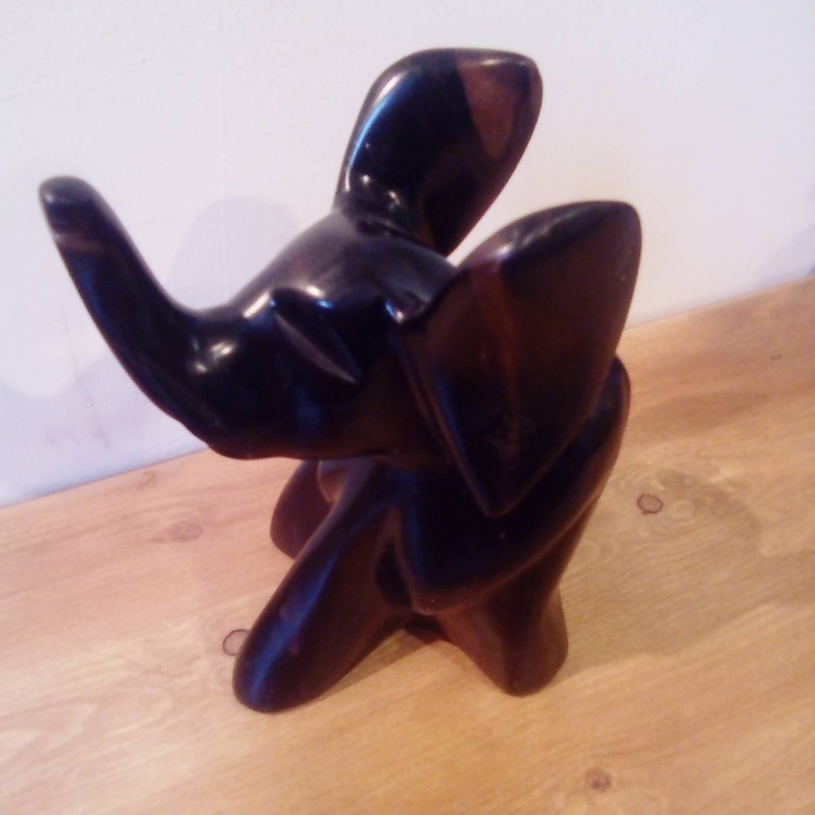 Ebony Éléphant Sculpté à La Main. Madagascar. Décoratif en Bois Fait Main.