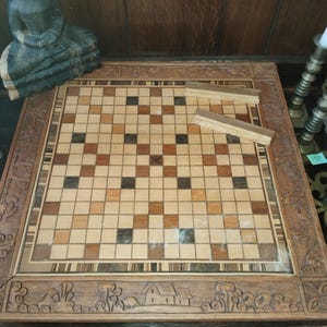 Vintage handgemaakt scrabblebordspel, met handgemaakte letters, familieplezier