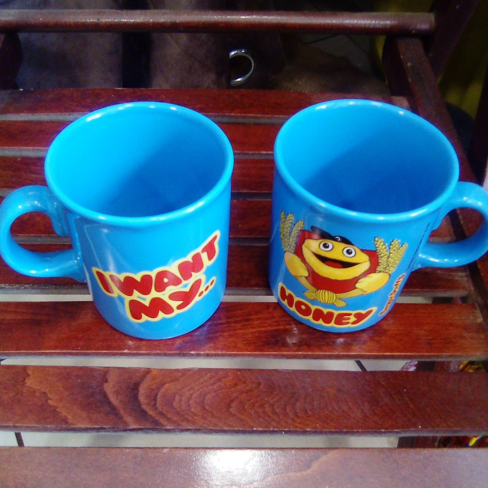 Une Paire de Tasses Vintage à Collectionner avec Sugar Puffs Honey Monster en Céramique Bleue Excell