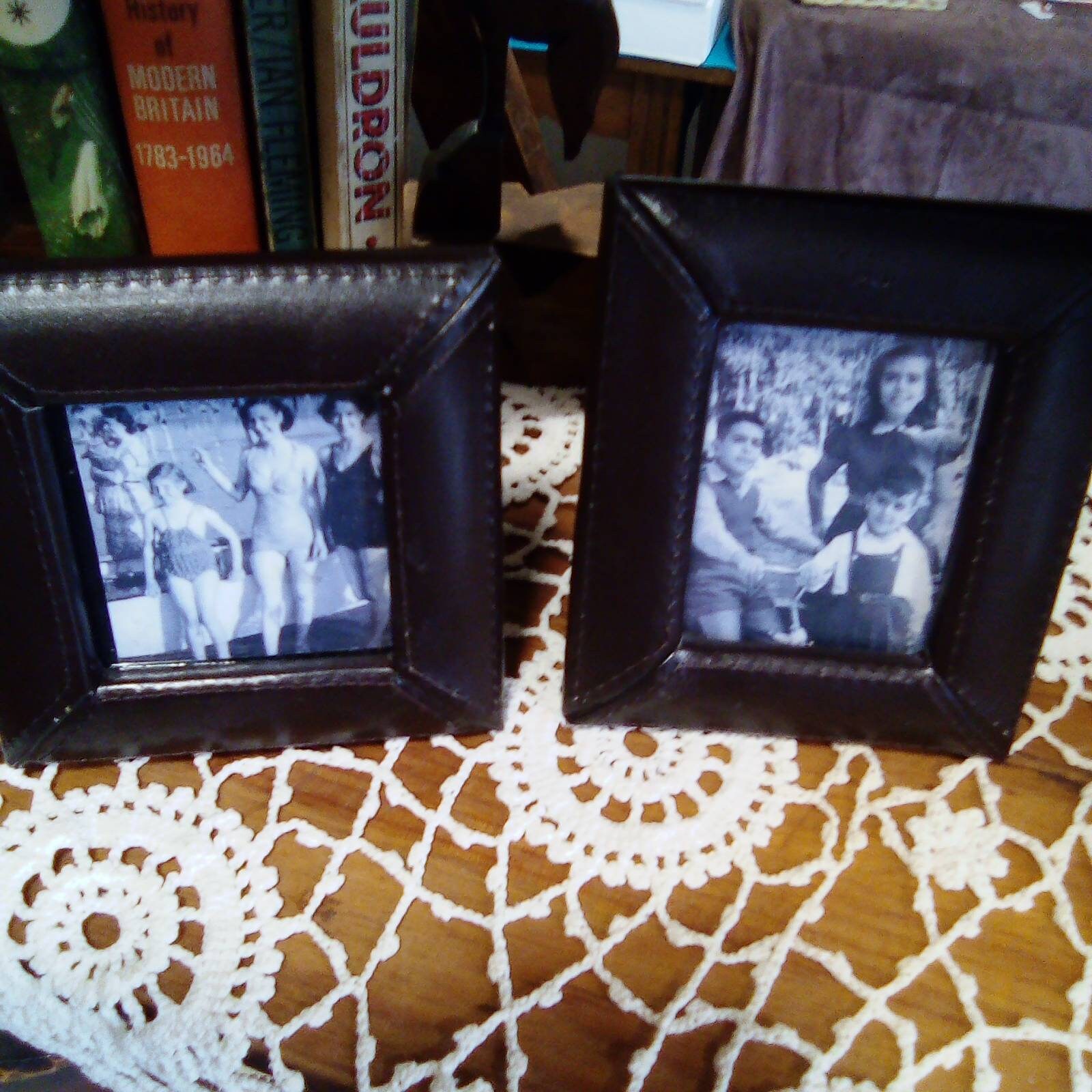 Une Paire de Cadres Photo en Cuir Vintage, Des Photos Portraits Précieux Souvenirs Élégants