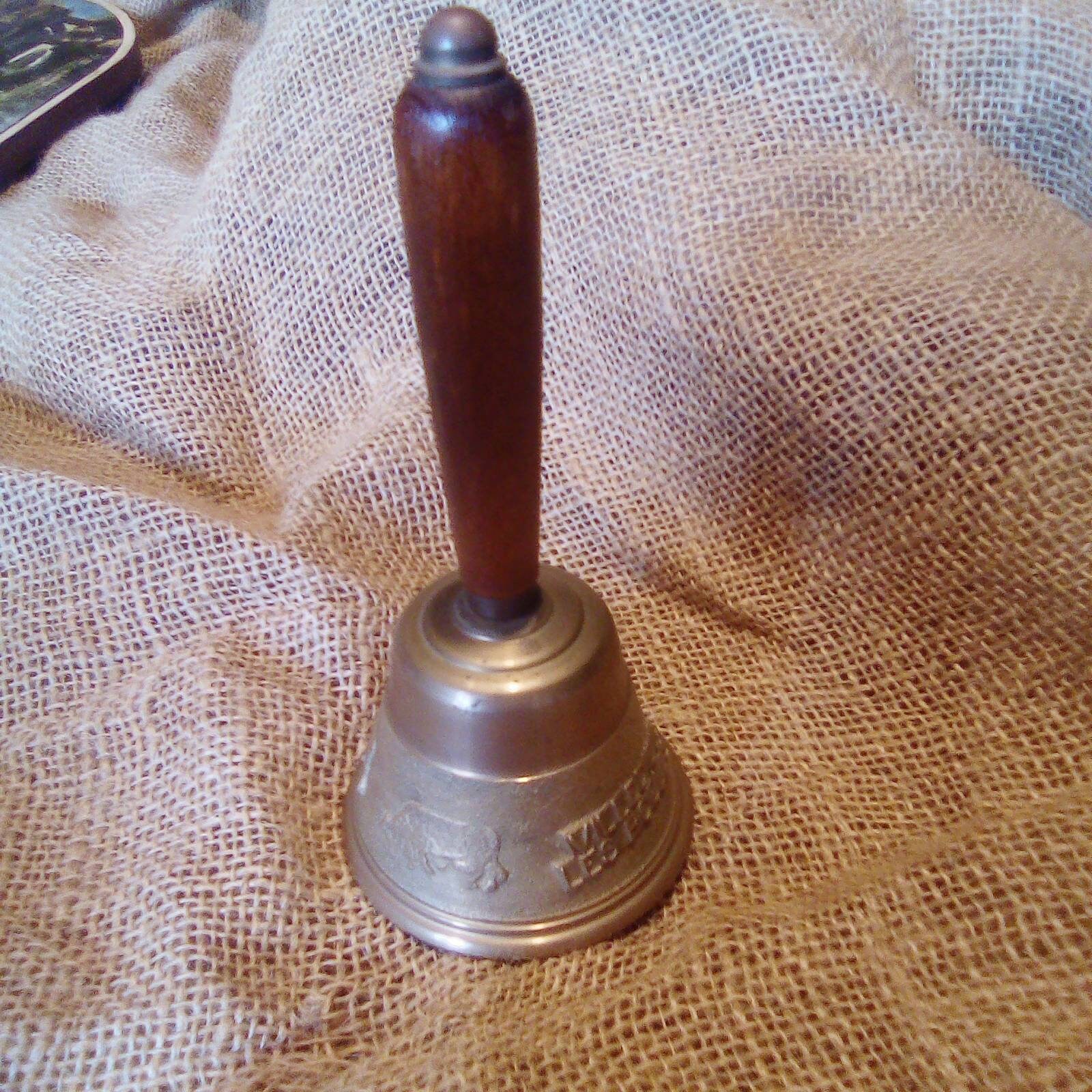 Cloche en Laiton Vintage Marquée Villedieu Les Poeles' Laiton avec Manche Bois Cloche d'école