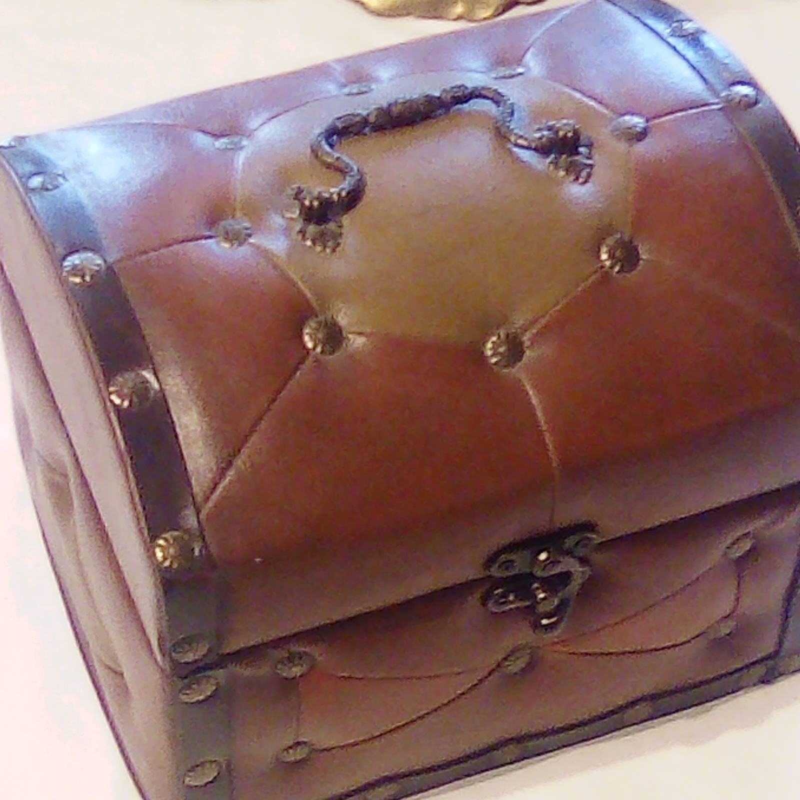 Un Coffre à Trésors/Bijoux Recouvert de Cuir. Français Pirate