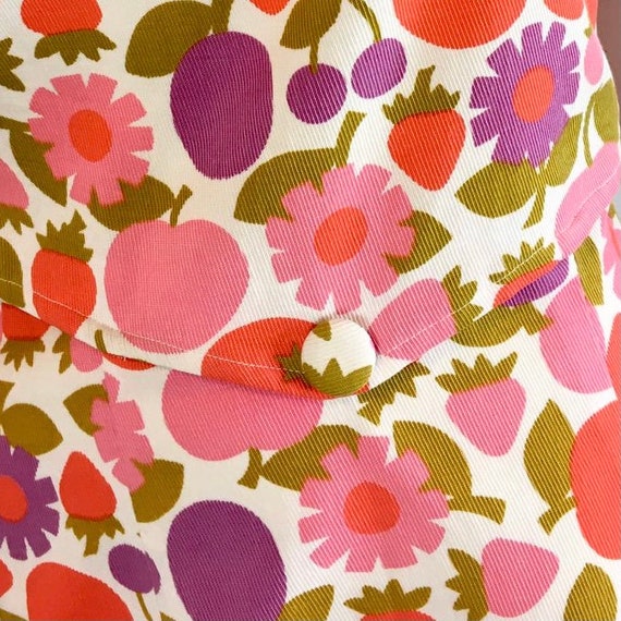 1960s fruit and daisy novelty print shift dress /… - image 9