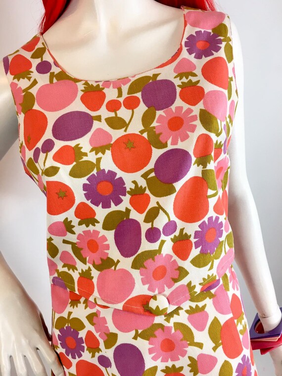1960s fruit and daisy novelty print shift dress /… - image 3