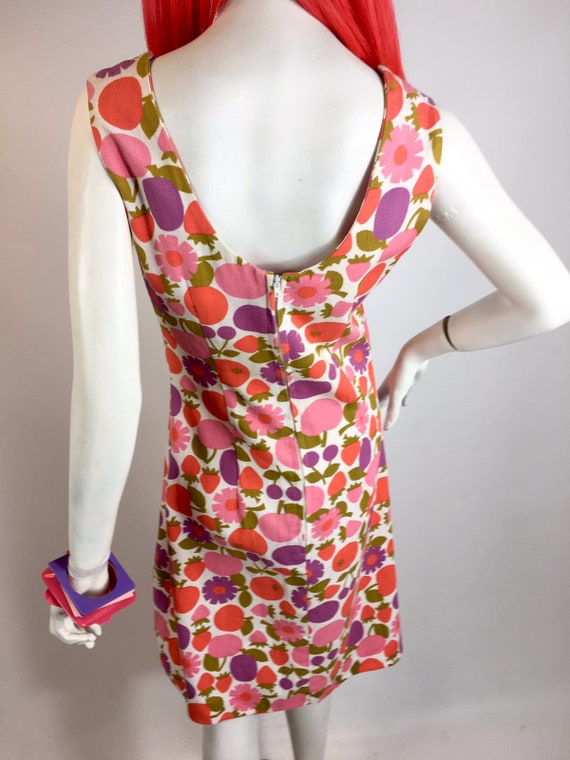 1960s fruit and daisy novelty print shift dress /… - image 10
