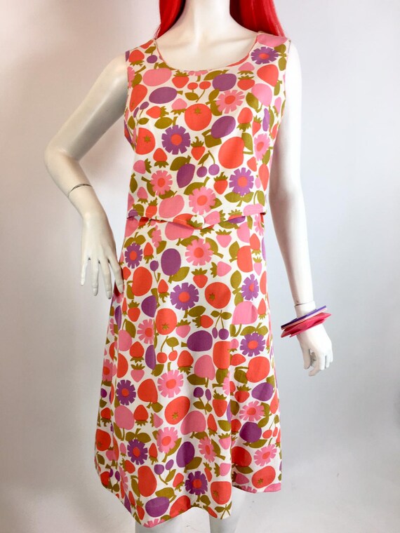 1960s fruit and daisy novelty print shift dress /… - image 4