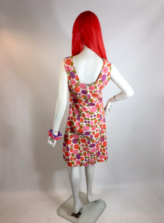 1960s fruit and daisy novelty print shift dress /… - image 8