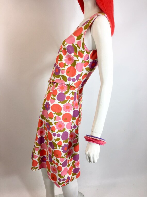 1960s fruit and daisy novelty print shift dress /… - image 6