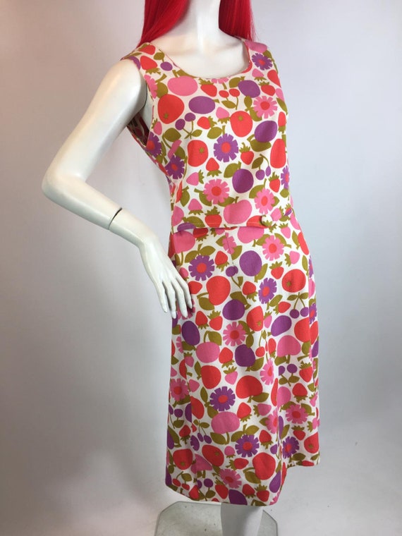 1960s fruit and daisy novelty print shift dress /… - image 5
