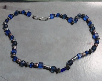 Collier de perles bleue et violette