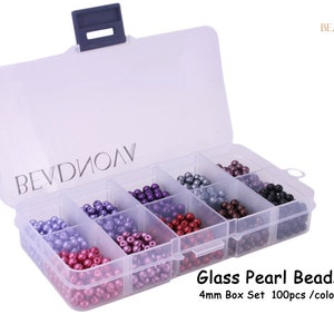 Pode incluir: Uma caixa de armazenamento de plástico transparente com 10 compartimentos cheios de contas de vidro de 4 mm em várias cores. A caixa está etiquetada "Glass Pearl Beads 4mm Box Set 100pcs/color".